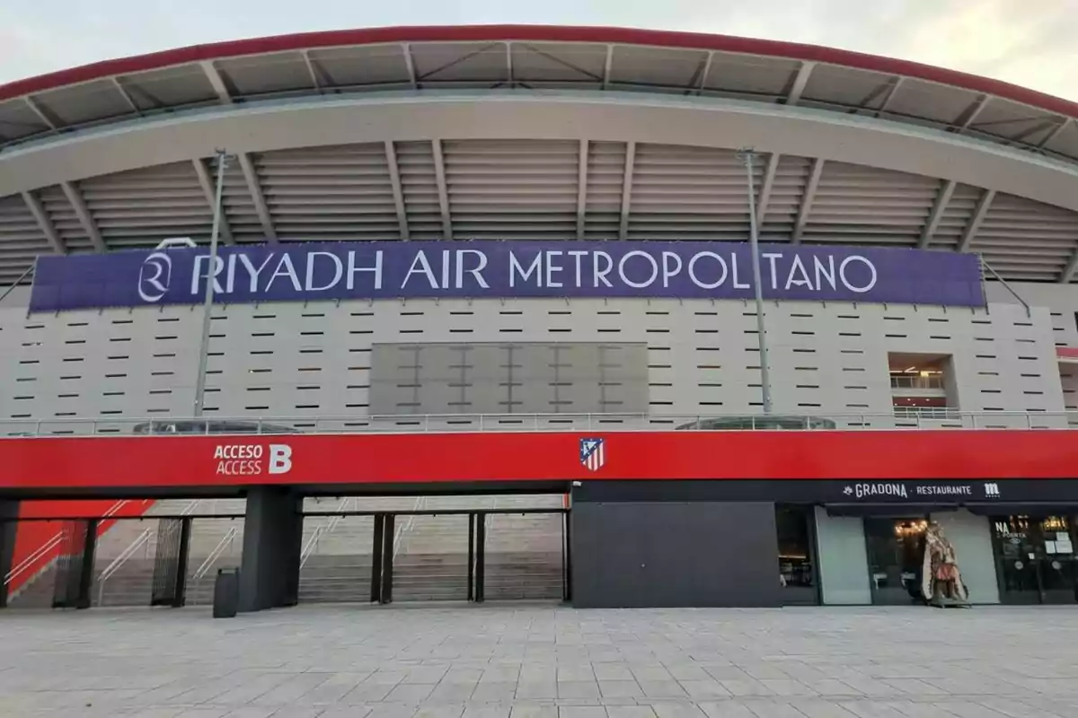 Fachada del estadio con el letrero "Riyadh Air Metropolitano" y acceso B en la parte inferior.