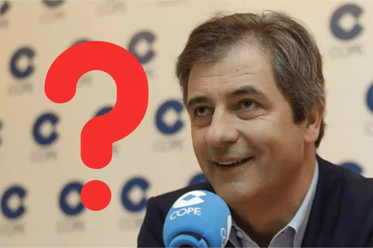 Hombre sonriendo frente a un micrófono azul de COPE con un gran signo de interrogación rojo al lado.