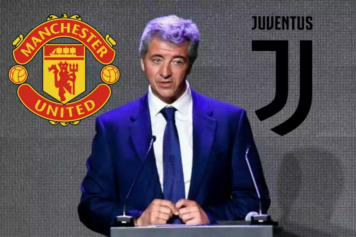 Hombre en traje azul hablando en un podio con los logotipos de Manchester United y Juventus en el fondo.