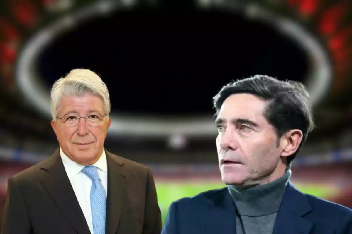 Dos hombres con traje en un estadio de fútbol.