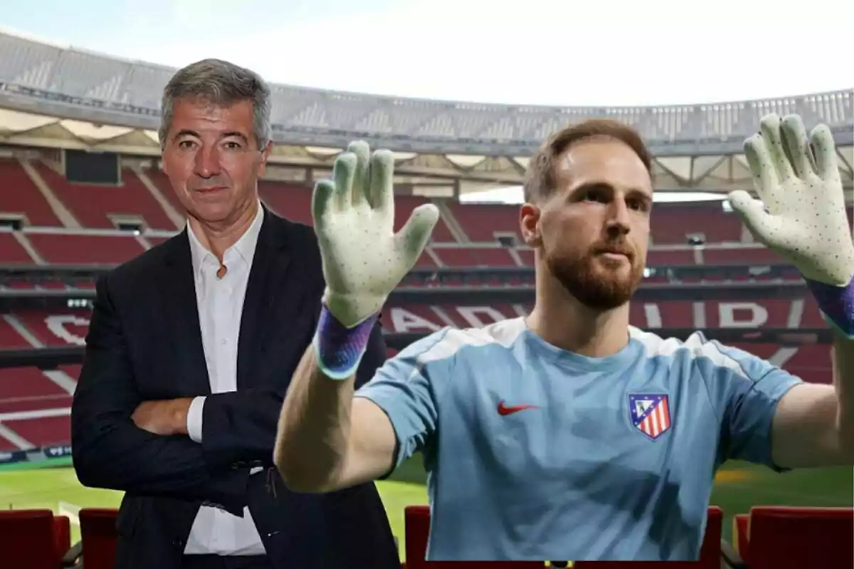 Un hombre de traje y un jugador de fútbol con guantes de portero están en un estadio vacío.