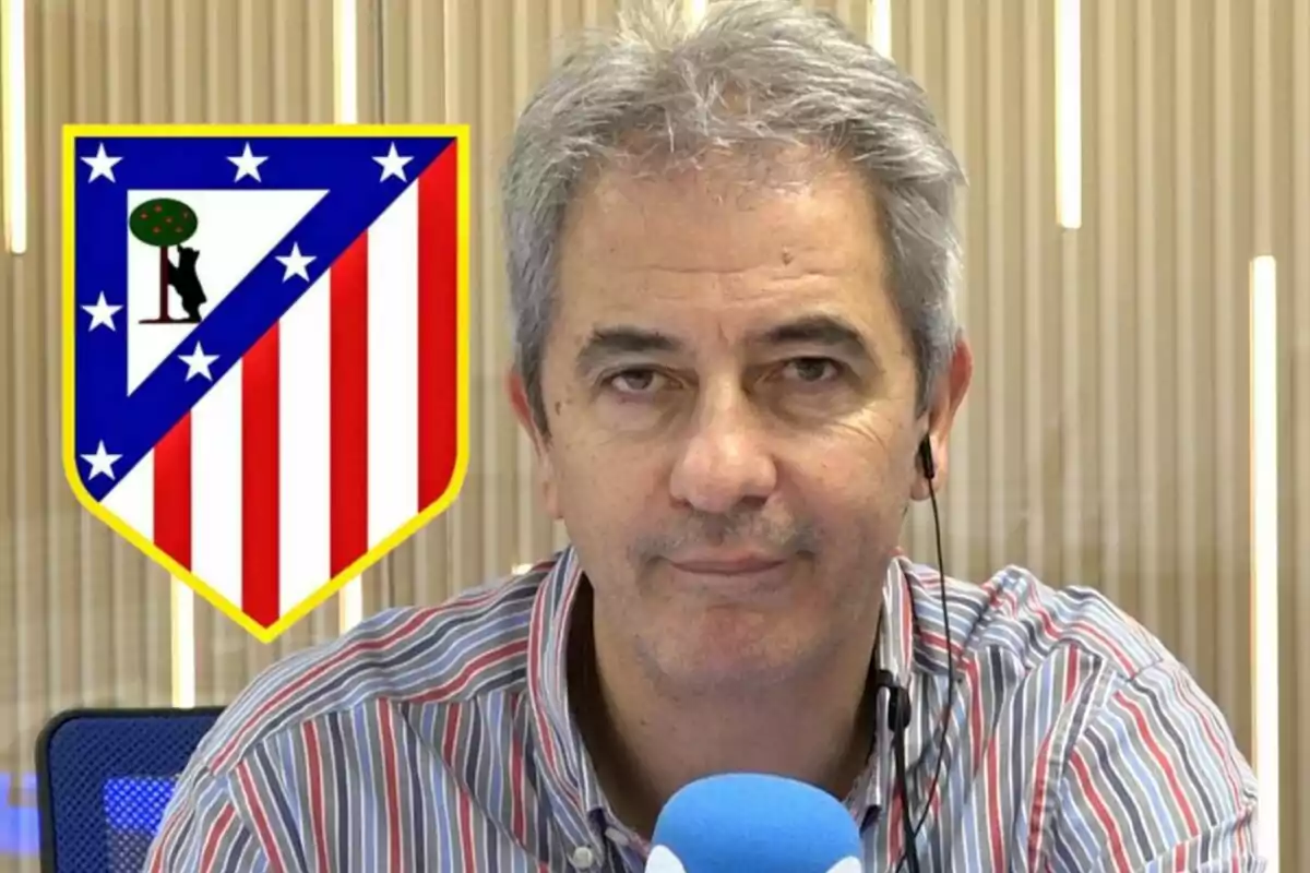 Un hombre con camisa a rayas y auriculares frente a un micrófono con el escudo del Atlético de Madrid en el fondo.