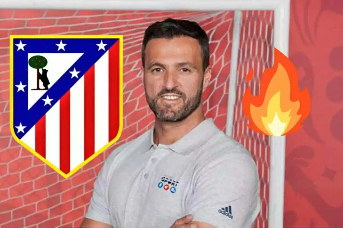 Hombre con camiseta gris frente a un fondo de red de fútbol, junto al escudo del Atlético de Madrid y un emoji de fuego.