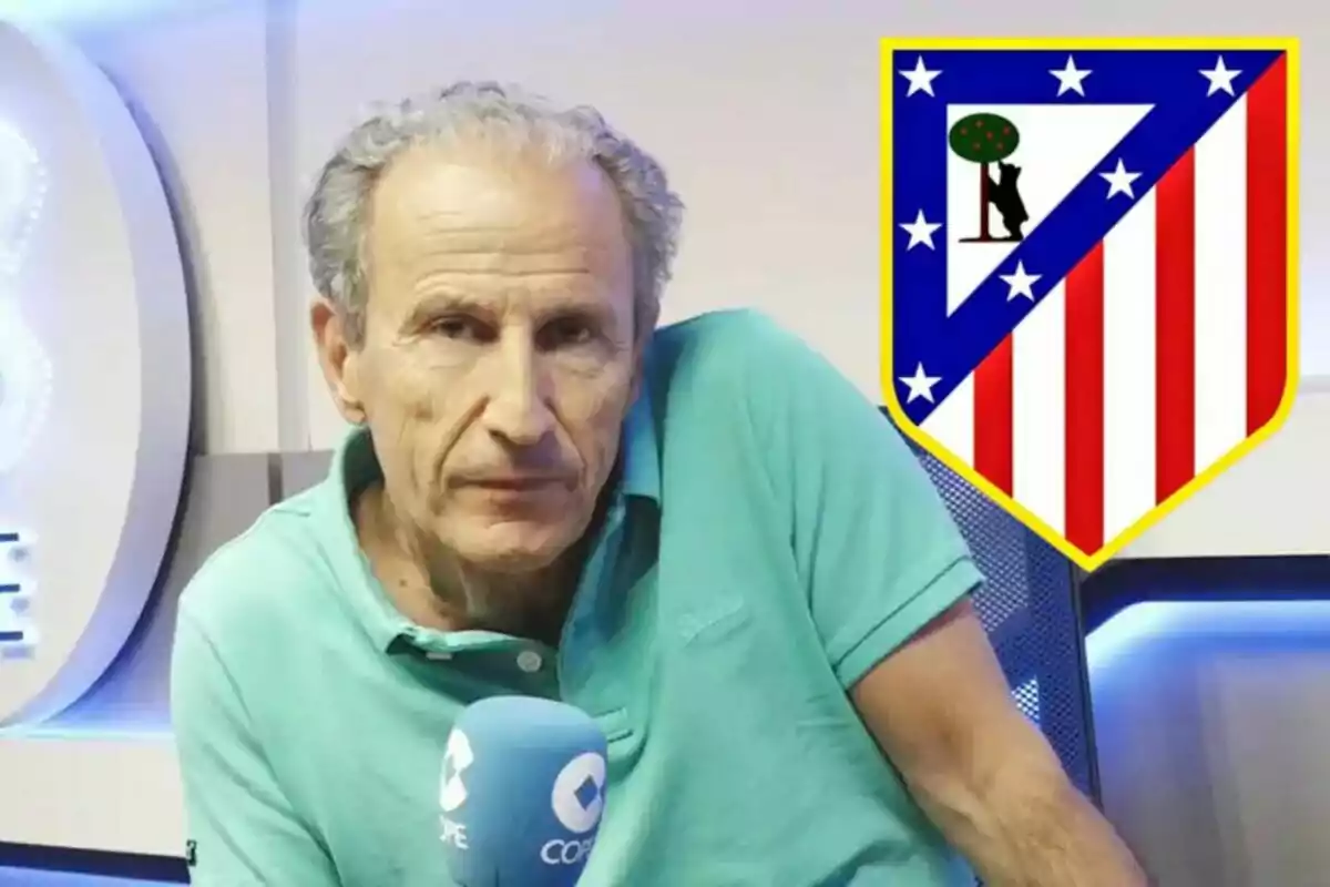 Hombre mayor con camisa verde agua sosteniendo un micrófono de la cadena COPE con el escudo del Atlético de Madrid en el fondo.