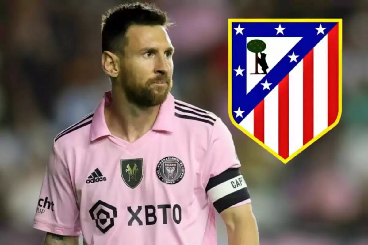 Un jugador de fútbol con camiseta rosa y un escudo del Atlético de Madrid al fondo.