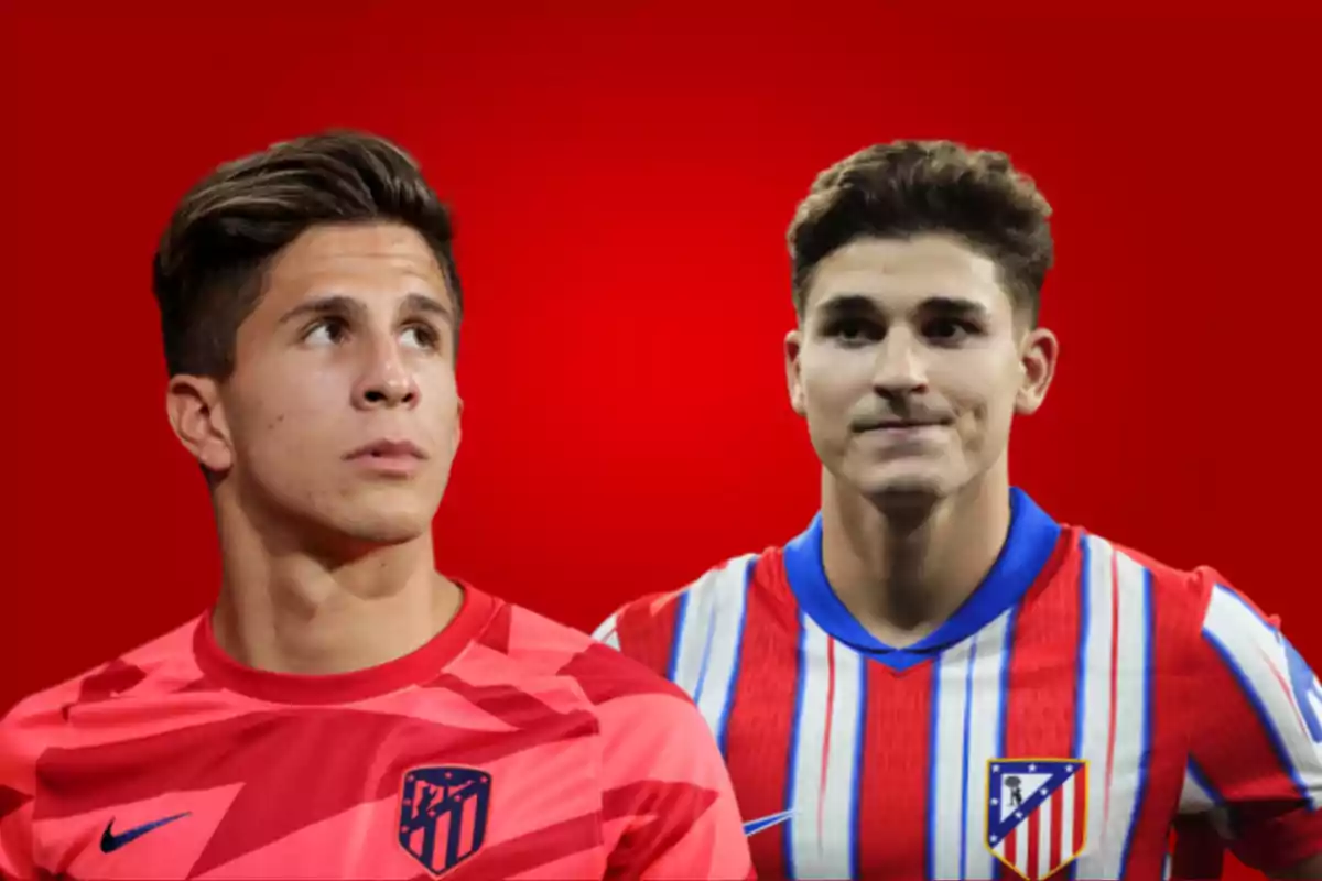 Dos jugadores de fútbol con camisetas del Atlético de Madrid posan sobre un fondo rojo.