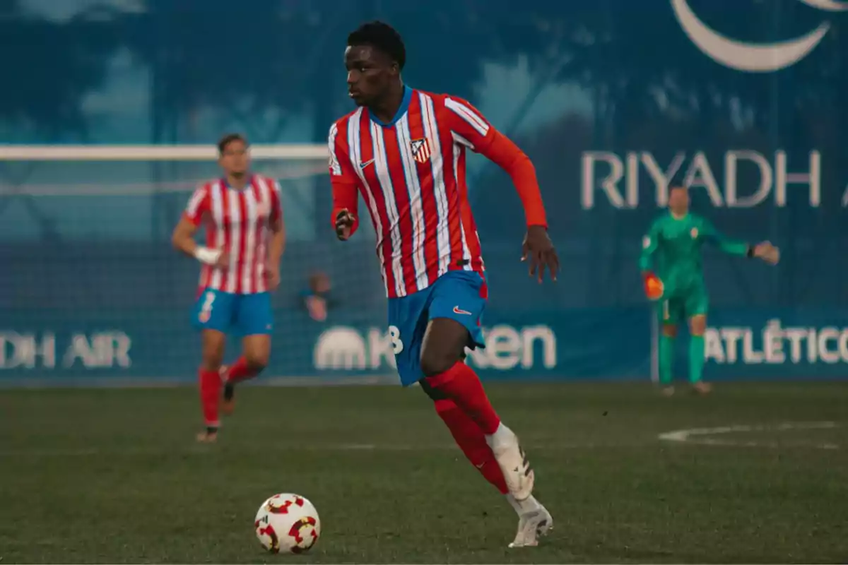 Selu Diallo controlando el balon Selu Diallo controlando el balon