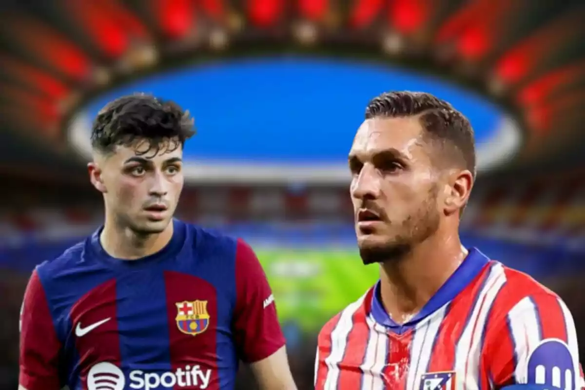 Dos jugadores de fútbol con uniformes de equipos diferentes en un estadio.