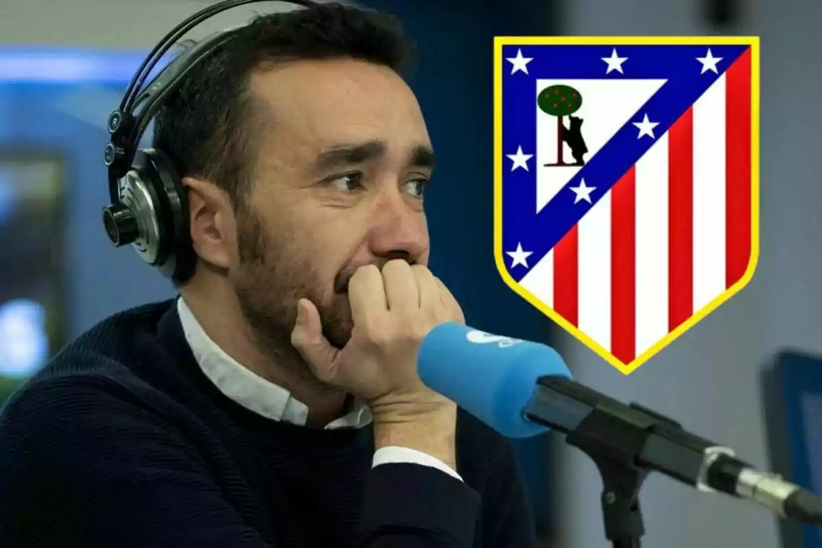 Hombre con auriculares frente a un micrófono con el escudo del Atlético de Madrid al fondo.