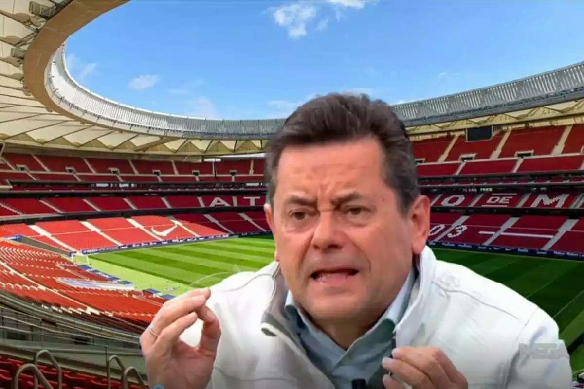 Hombre hablando con un estadio de fútbol vacío de fondo.