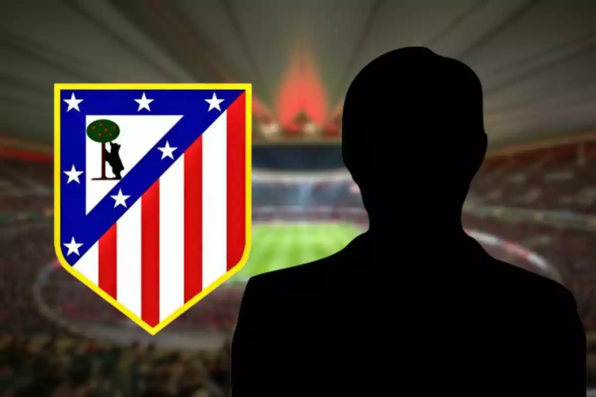 Silueta de una persona frente al escudo del Atlético de Madrid en un estadio de fútbol.