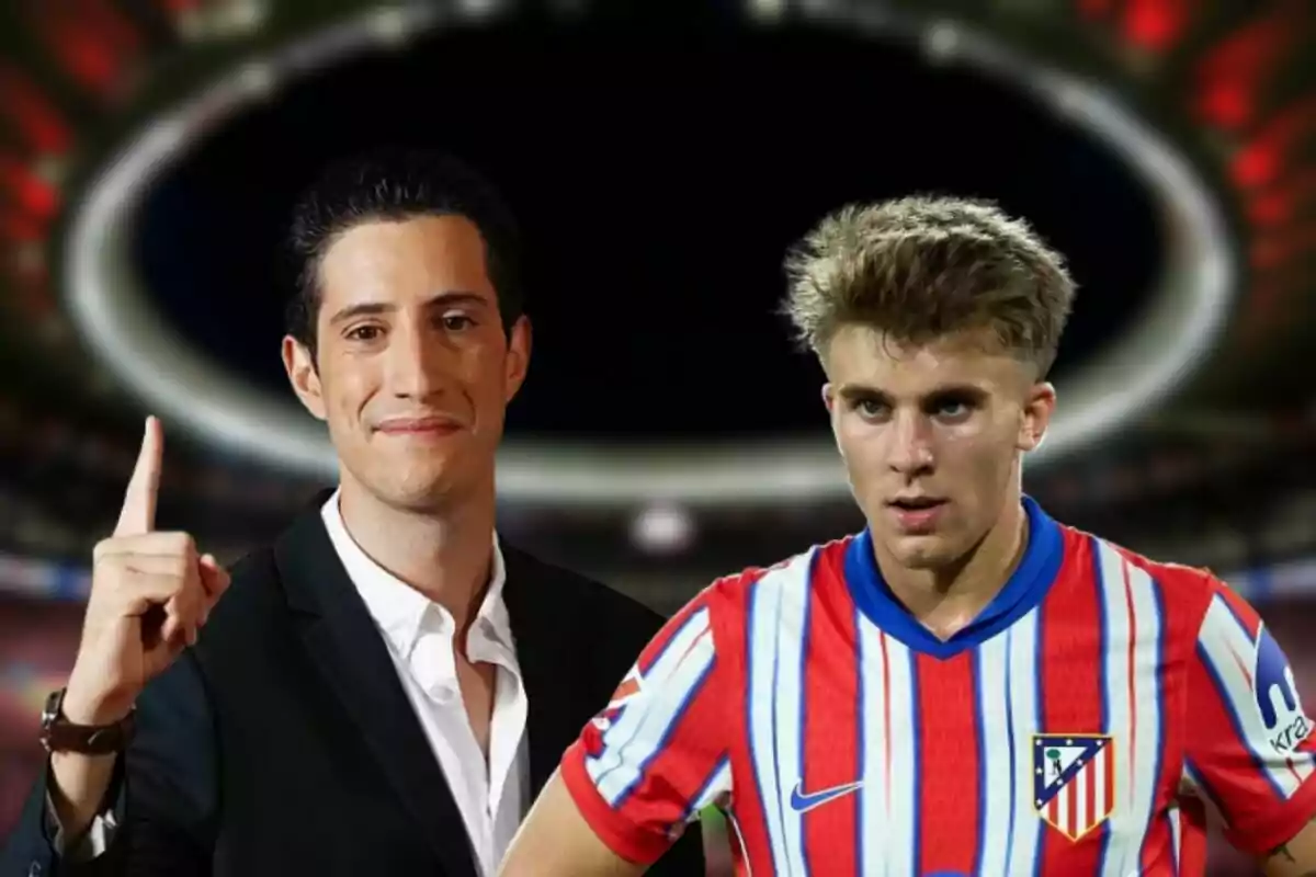 Dos personas posan frente a un estadio de fútbol una de ellas lleva un traje y la otra viste un uniforme deportivo del Atlético de Madrid.