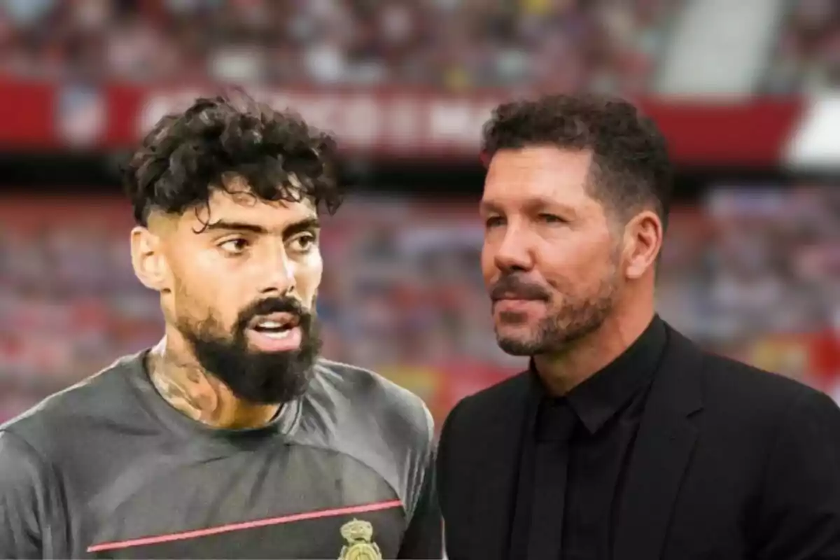 Dos hombres conversando en un estadio de fútbol.