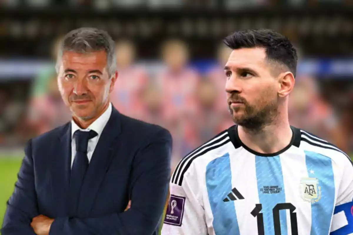 Un hombre de traje y corbata junto a un futbolista con uniforme de la selección argentina en un estadio.