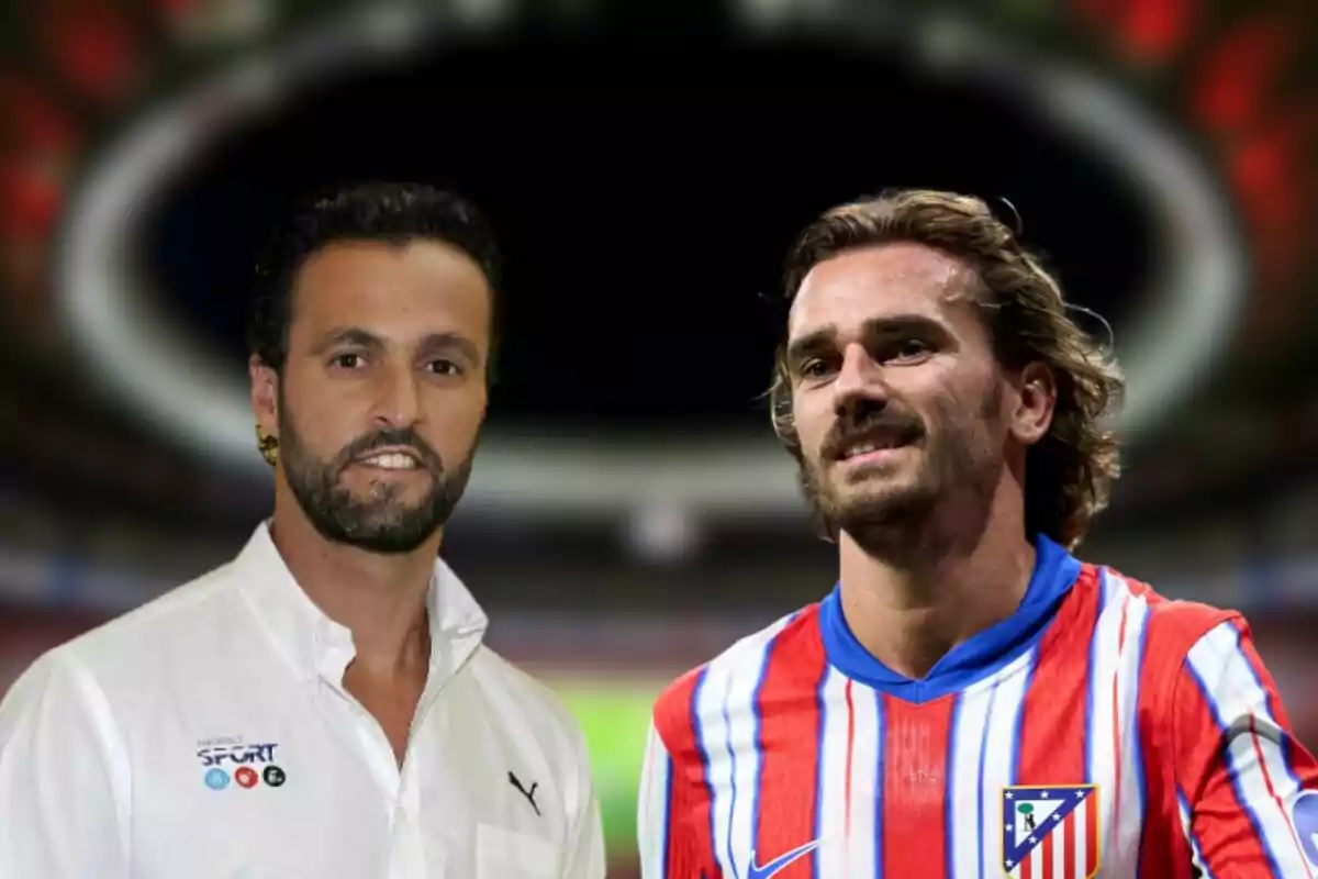 Dos hombres posan frente a un estadio de fútbol, uno lleva una camisa blanca y el otro un uniforme a rayas rojas y blancas.