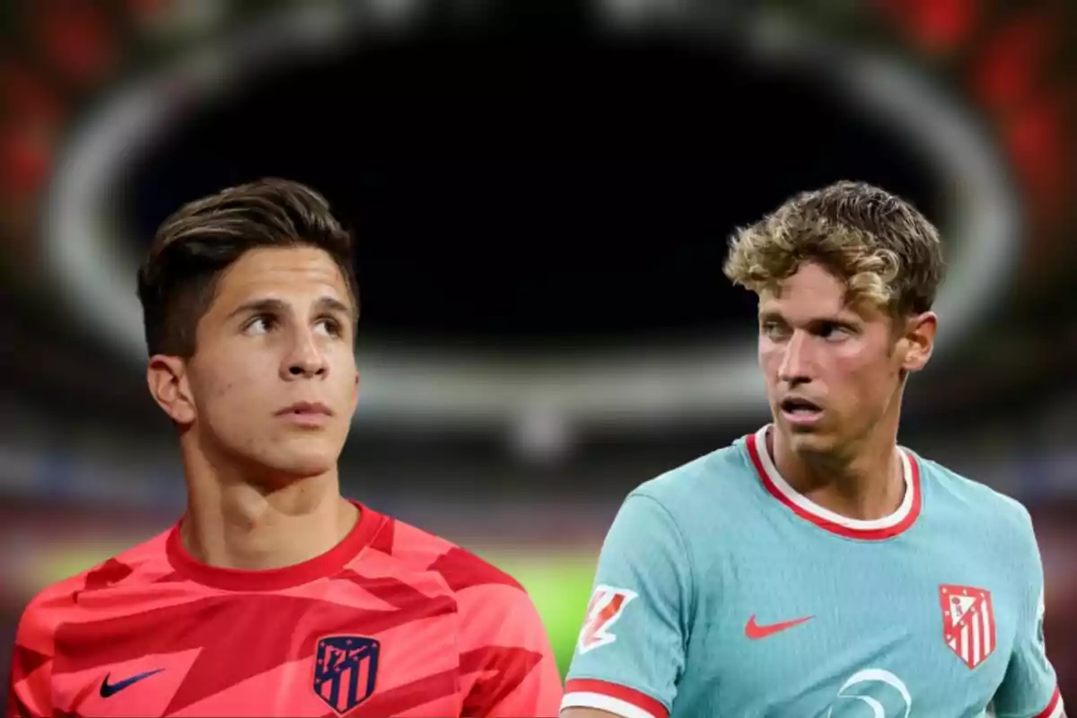 Dos jugadores de fútbol con camisetas del Atlético de Madrid en un estadio.