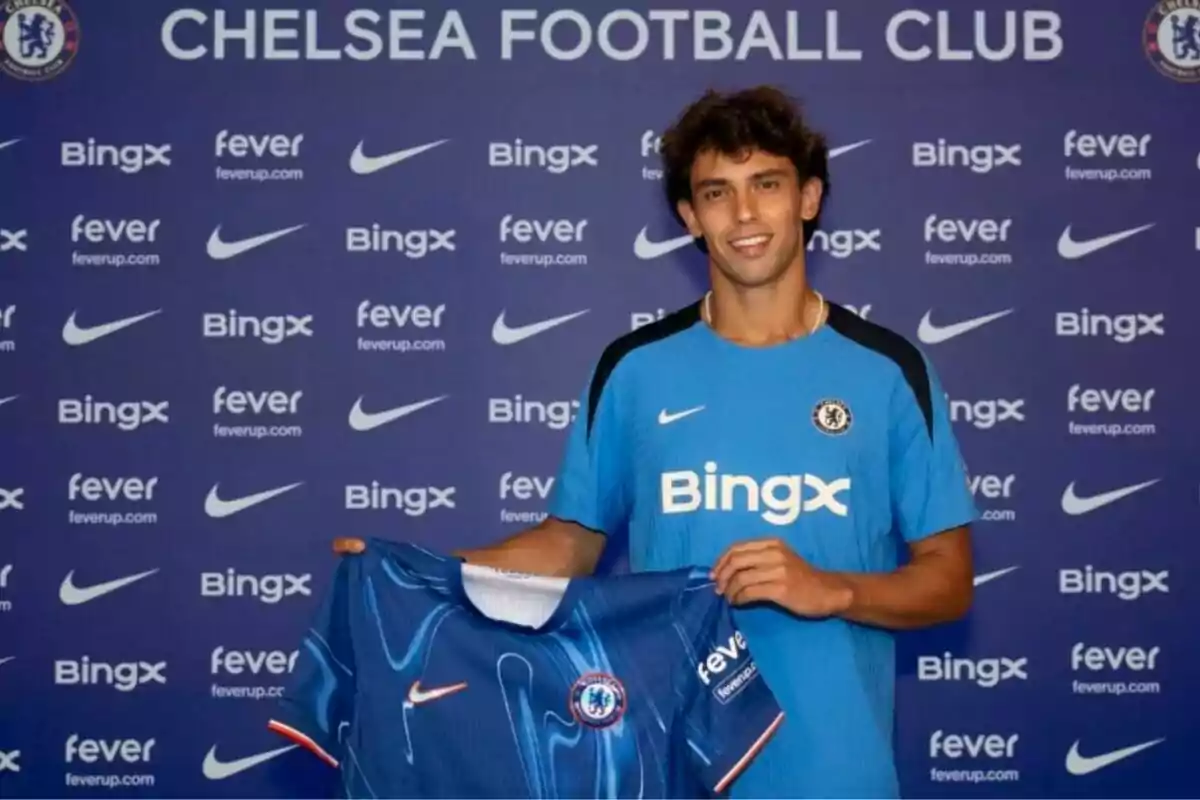 Un jugador de fútbol con la camiseta del Chelsea FC en una presentación oficial.