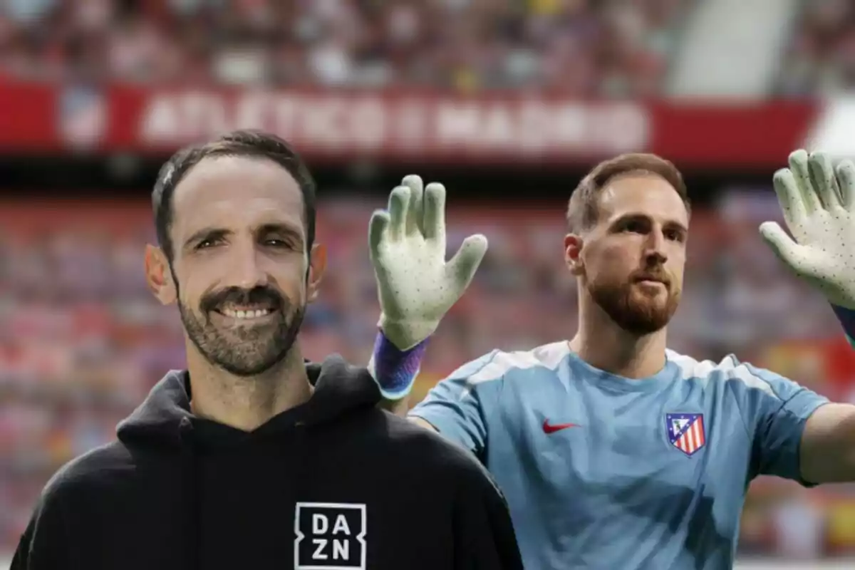 Dos hombres en un estadio de fútbol, uno con sudadera de DAZN y otro con uniforme de portero del Atlético de Madrid.