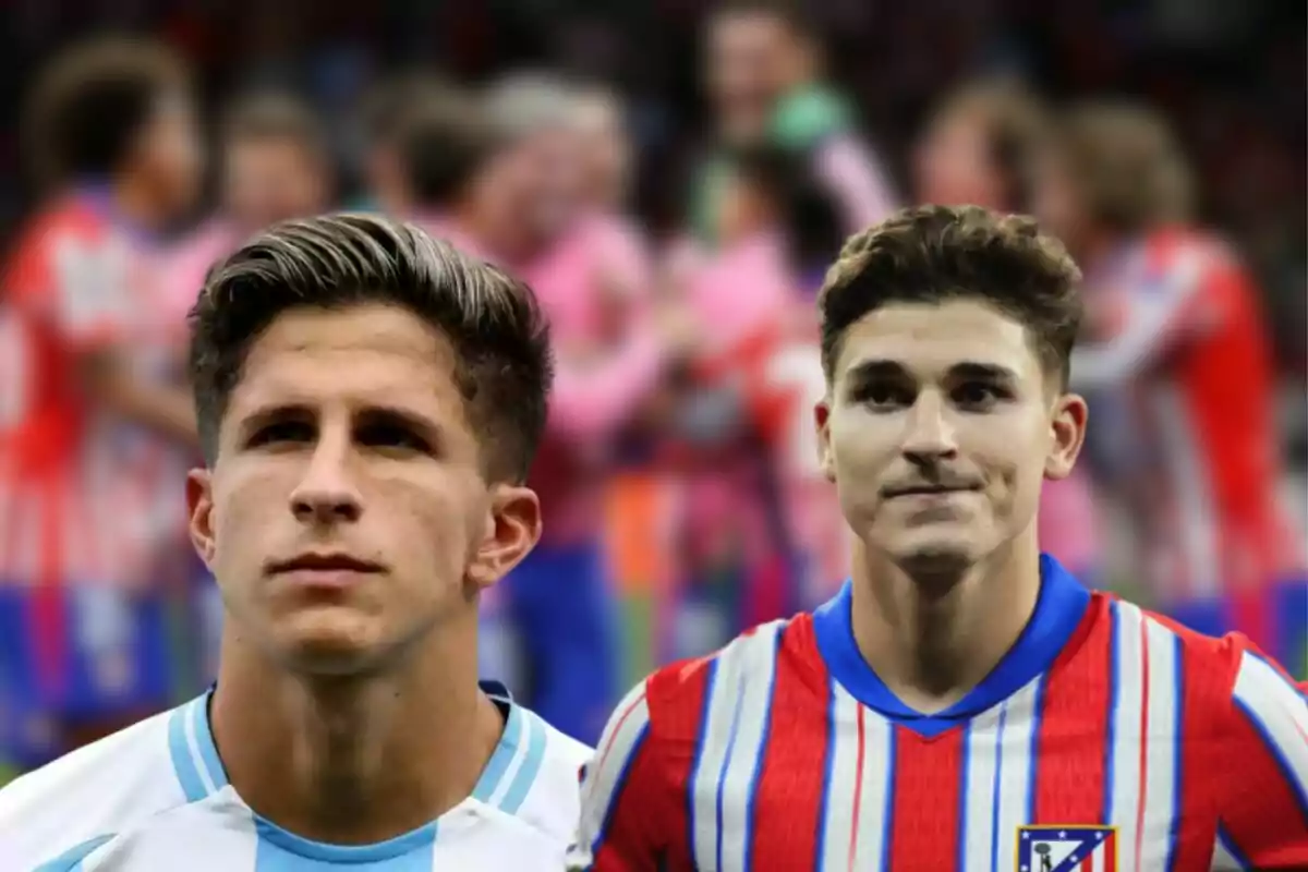 Dos jugadores de fútbol con camisetas de diferentes equipos posan frente a un fondo desenfocado de personas.