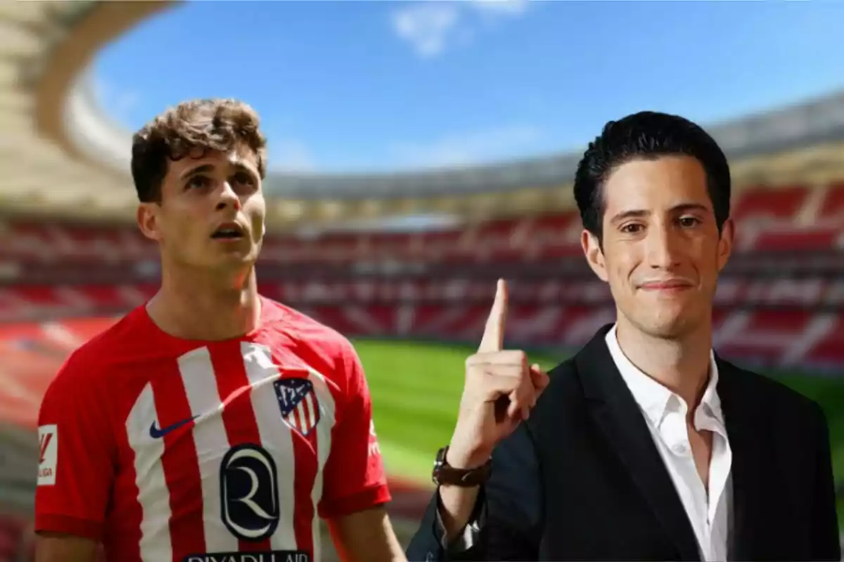 Un jugador de fútbol con la camiseta del Atlético de Madrid y un hombre de traje señalando hacia arriba en un estadio.