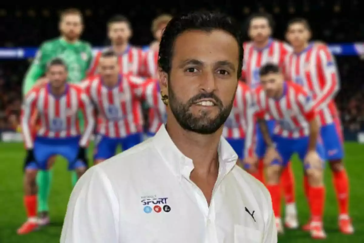 Un hombre con barba y camisa blanca está de pie frente a un grupo de jugadores de fútbol con uniformes a rayas rojas y blancas.