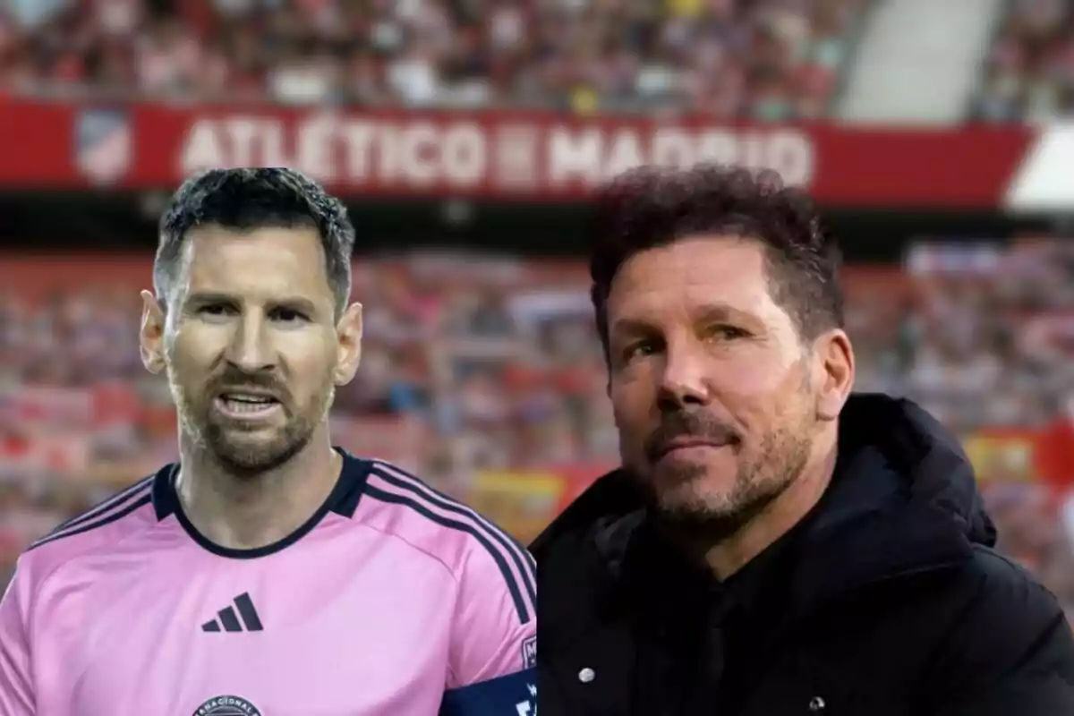 Dos hombres en un estadio de fútbol, uno con camiseta rosa y el otro con abrigo negro, con un cartel de Atlético de Madrid de fondo.