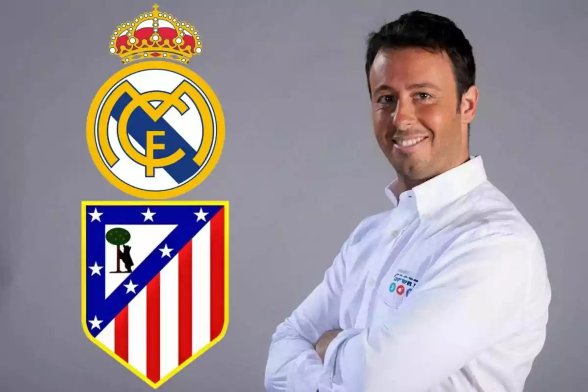 Hombre sonriendo con camisa blanca junto a los escudos del Real Madrid y Atlético de Madrid.