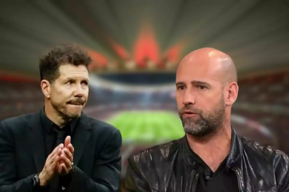 Dos hombres conversando en un estadio de fútbol.