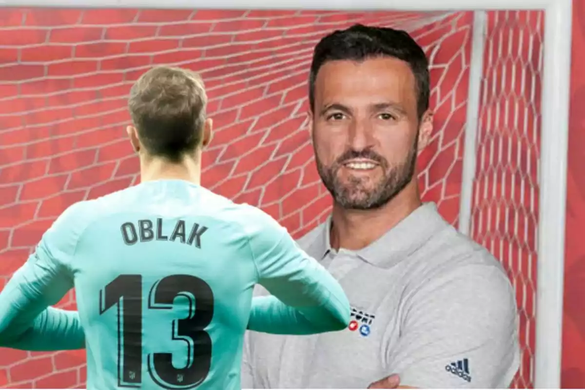 Un portero de fútbol con el nombre "OBLAK" y el número 13 en su camiseta se encuentra de espaldas frente a una imagen de un hombre sonriente con barba, ambos en un entorno de una portería de fútbol con una red roja de fondo.