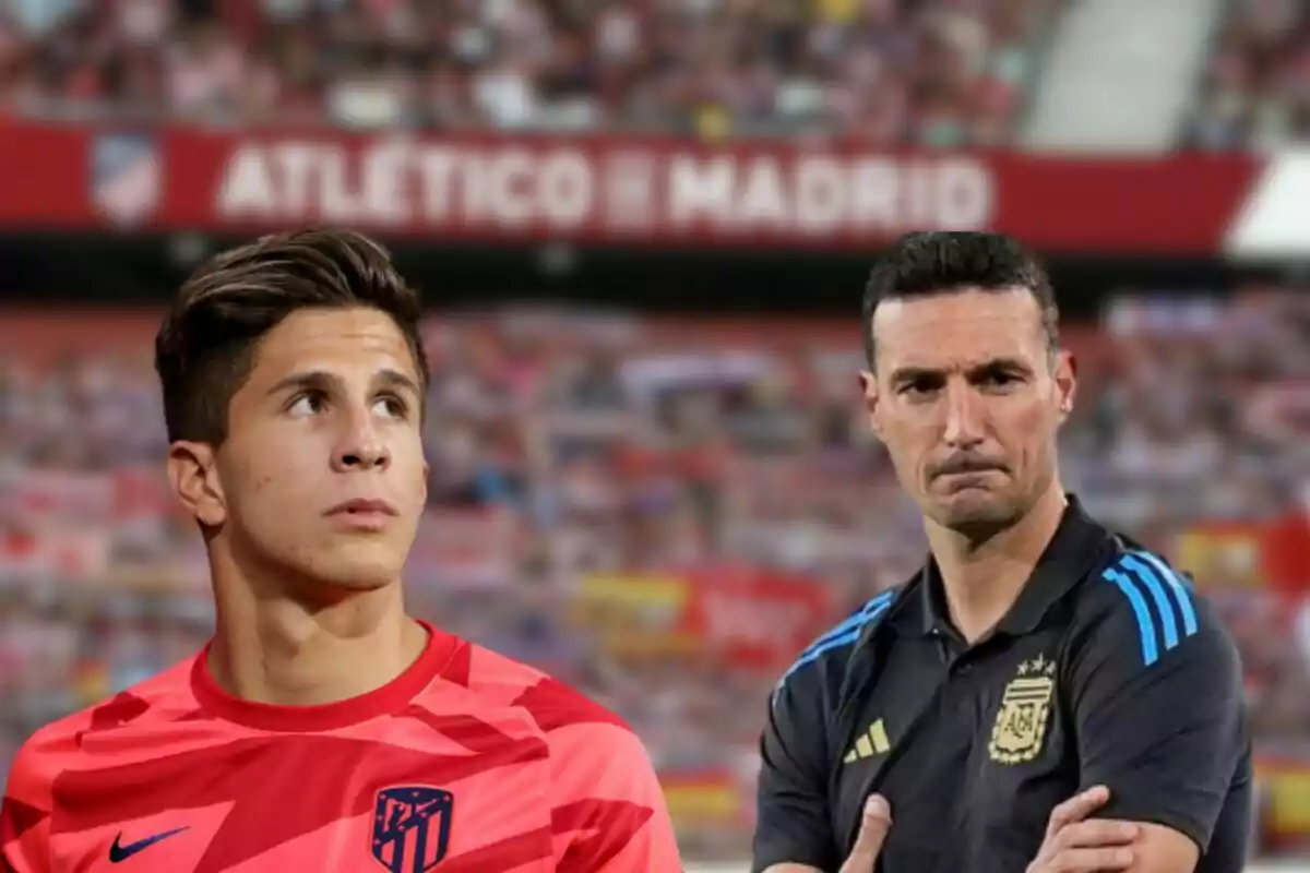 Dos hombres en un estadio de fútbol, uno con camiseta del Atlético de Madrid y otro con uniforme de entrenador.