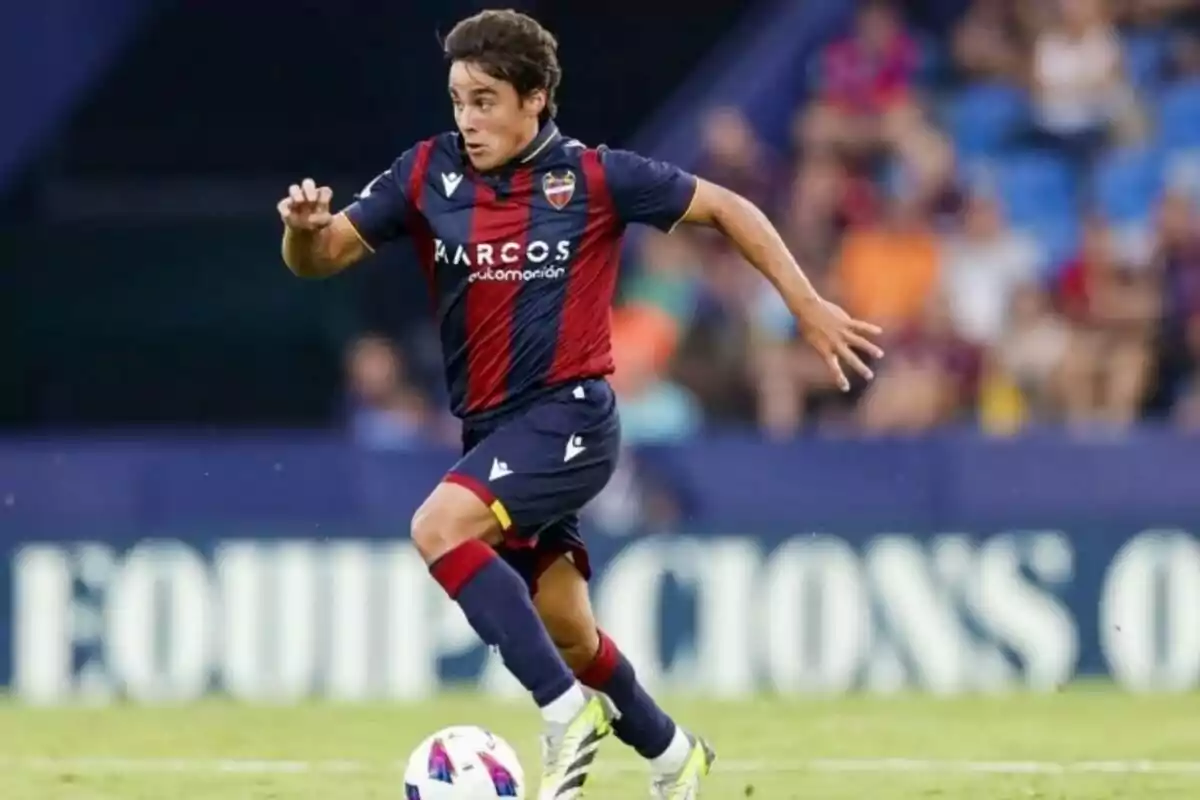 Un jugador de fútbol corriendo en el campo durante un partido.