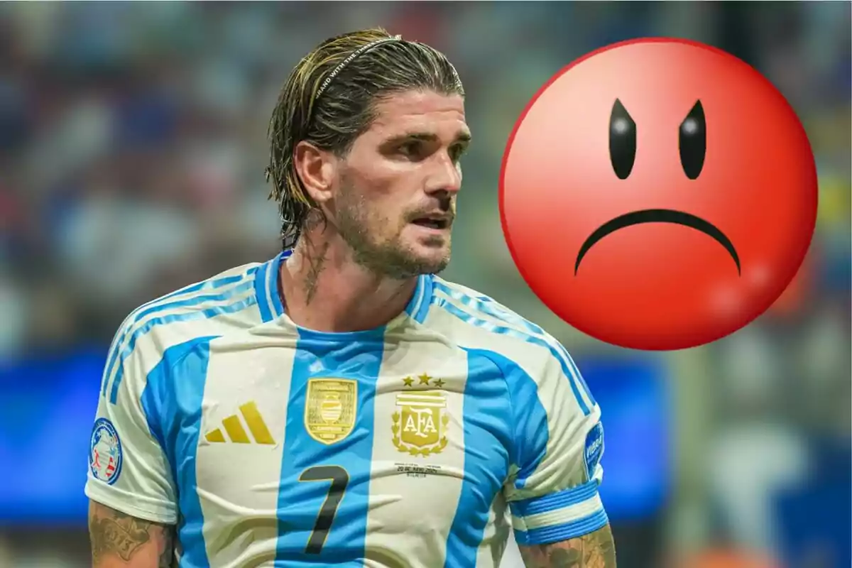 Jugador de fútbol con camiseta de Argentina junto a un emoji de enojo.