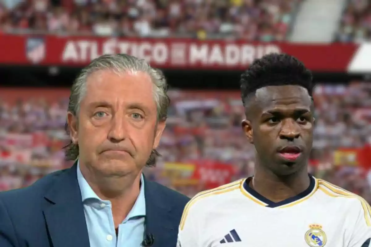 Dos personas en un estadio de fútbol con un cartel del Atlético de Madrid de fondo.