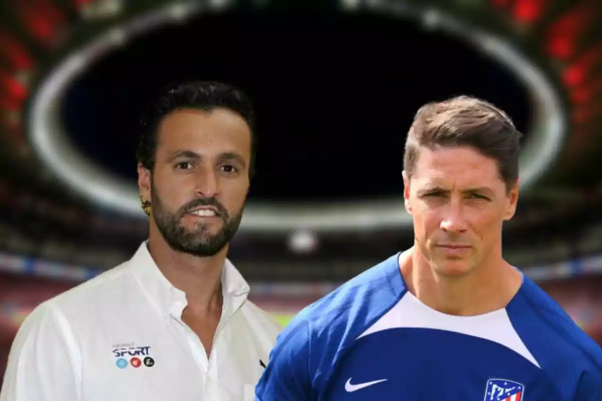 Dos hombres posan frente a un estadio de fútbol.