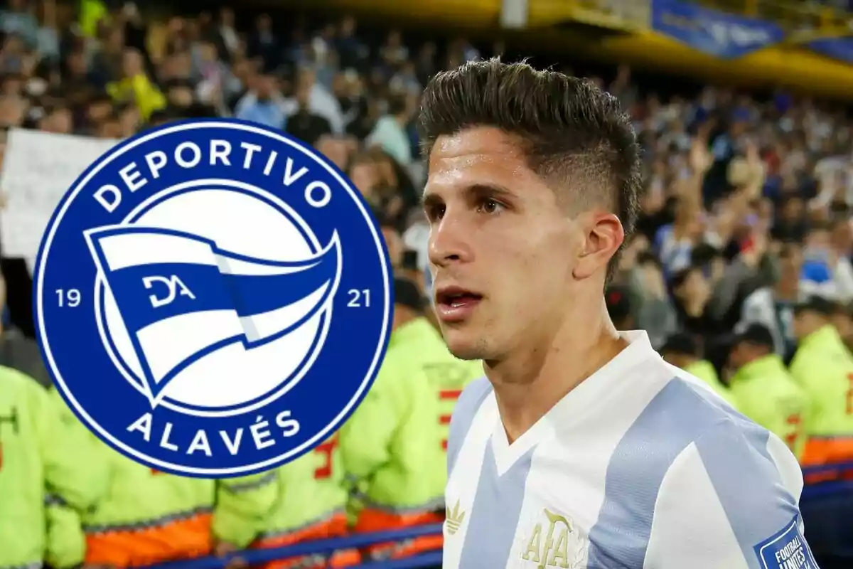 Un jugador de fútbol con la camiseta del Deportivo Alavés en un estadio lleno de espectadores.