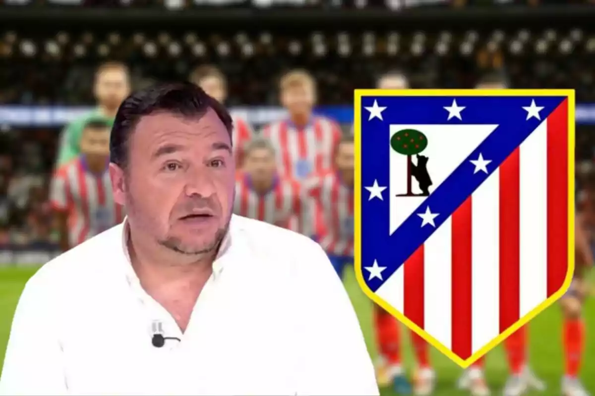 Un hombre con camisa blanca aparece en primer plano con el escudo del Atlético de Madrid a su lado y un grupo de personas con uniformes a rayas rojas y blancas en el fondo.