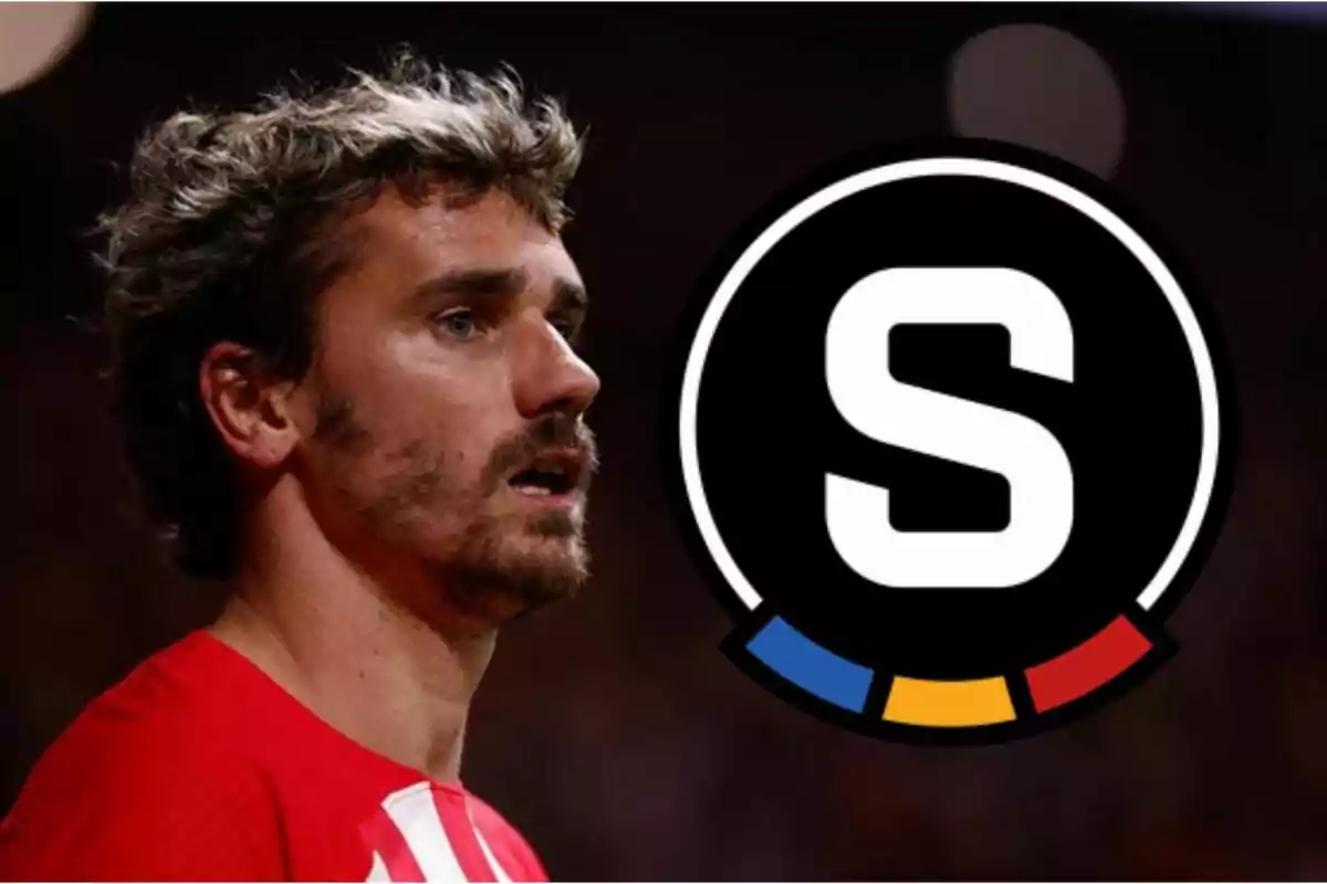 Un jugador de fútbol con camiseta roja junto a un logotipo circular negro con una "S" blanca.