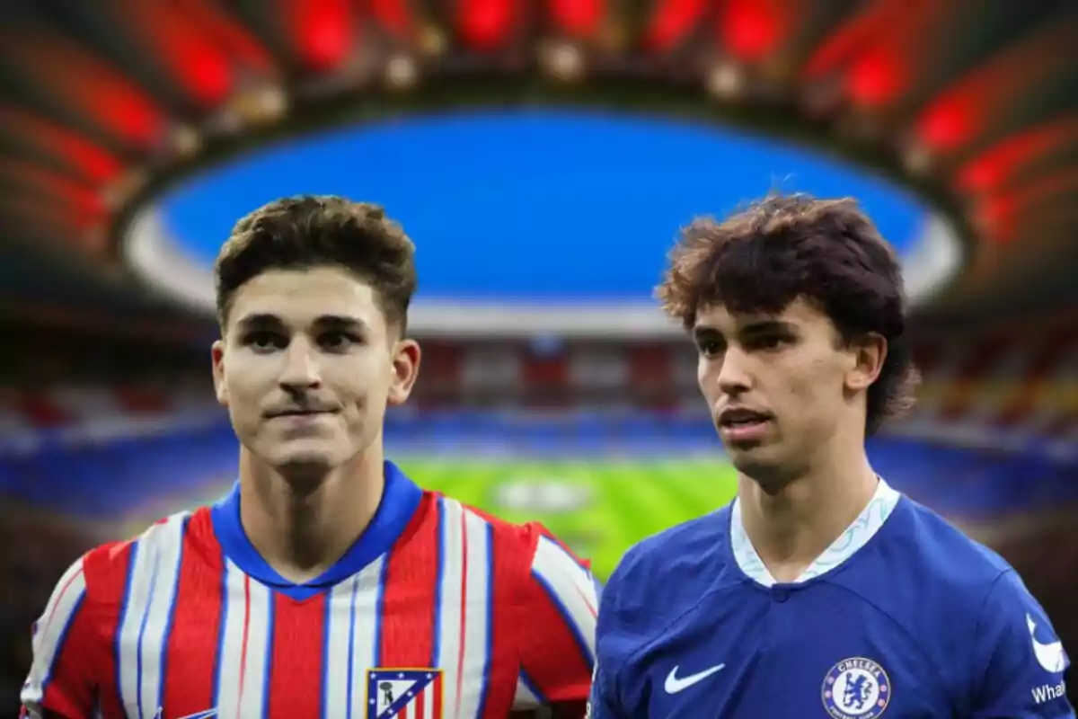 Dos futbolistas con camisetas de Atlético de Madrid y Chelsea en un estadio iluminado.