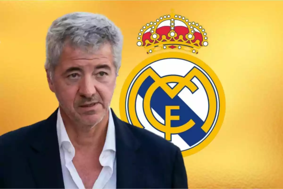 Hombre de cabello canoso con traje oscuro frente al logo del Real Madrid sobre un fondo amarillo.