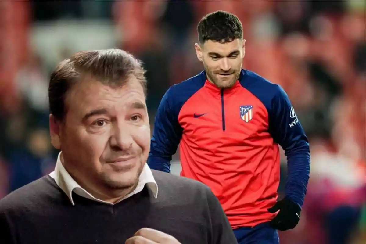 Un hombre con suéter negro y camisa blanca en primer plano y un jugador de fútbol con uniforme de entrenamiento del Atlético de Madrid en el fondo.