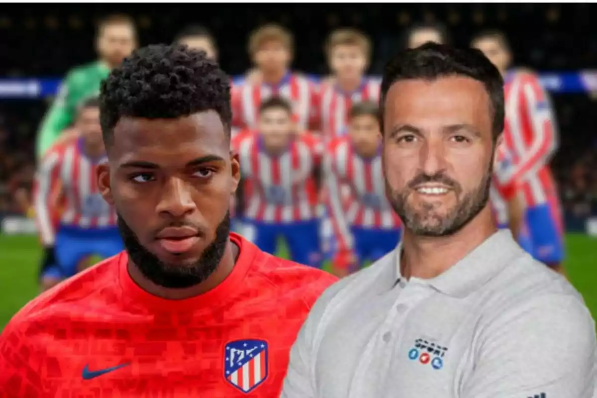 Dos hombres en primer plano, uno con camiseta roja del Atlético de Madrid y otro con polo gris, con un equipo de fútbol desenfocado al fondo.