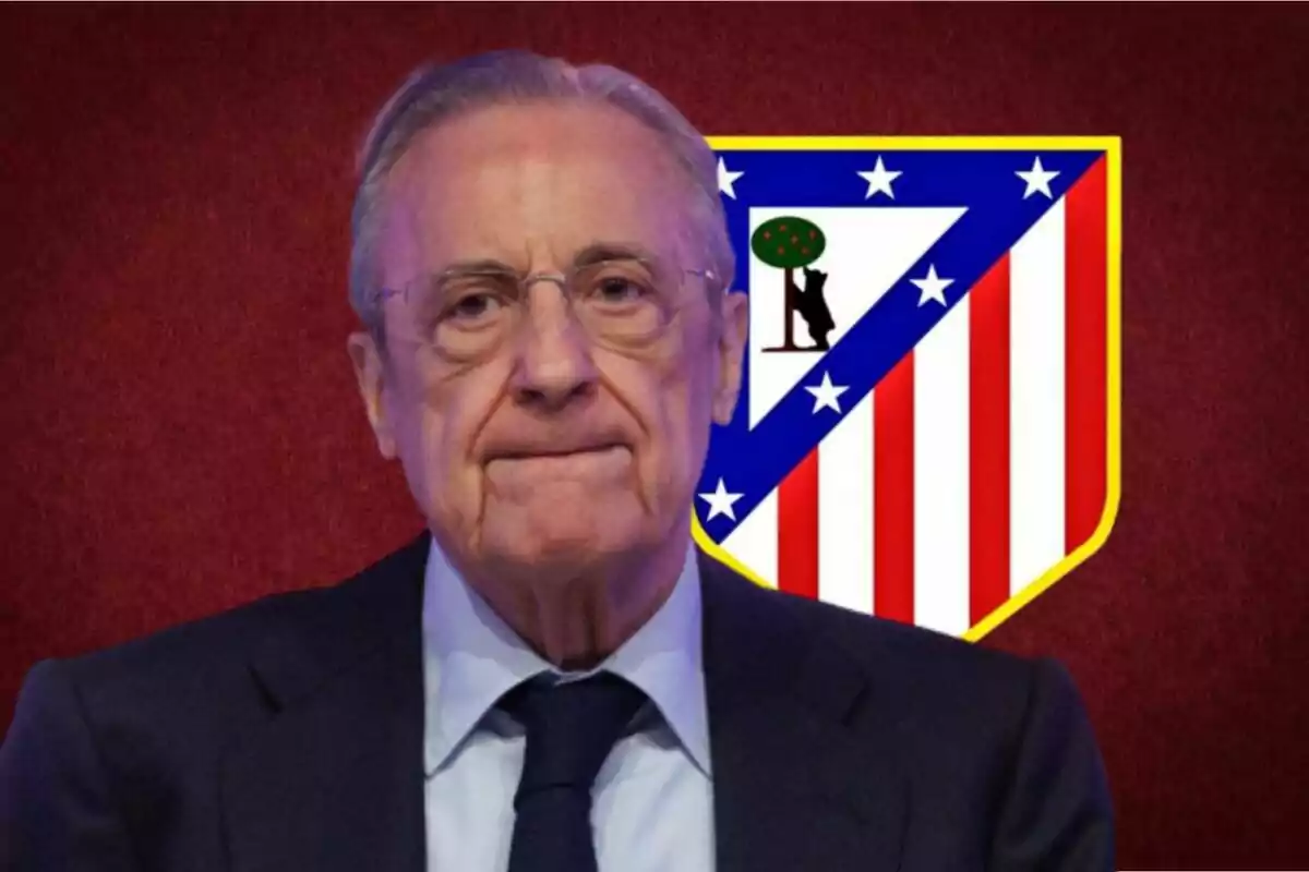 Hombre mayor con traje frente al escudo del Atlético de Madrid.