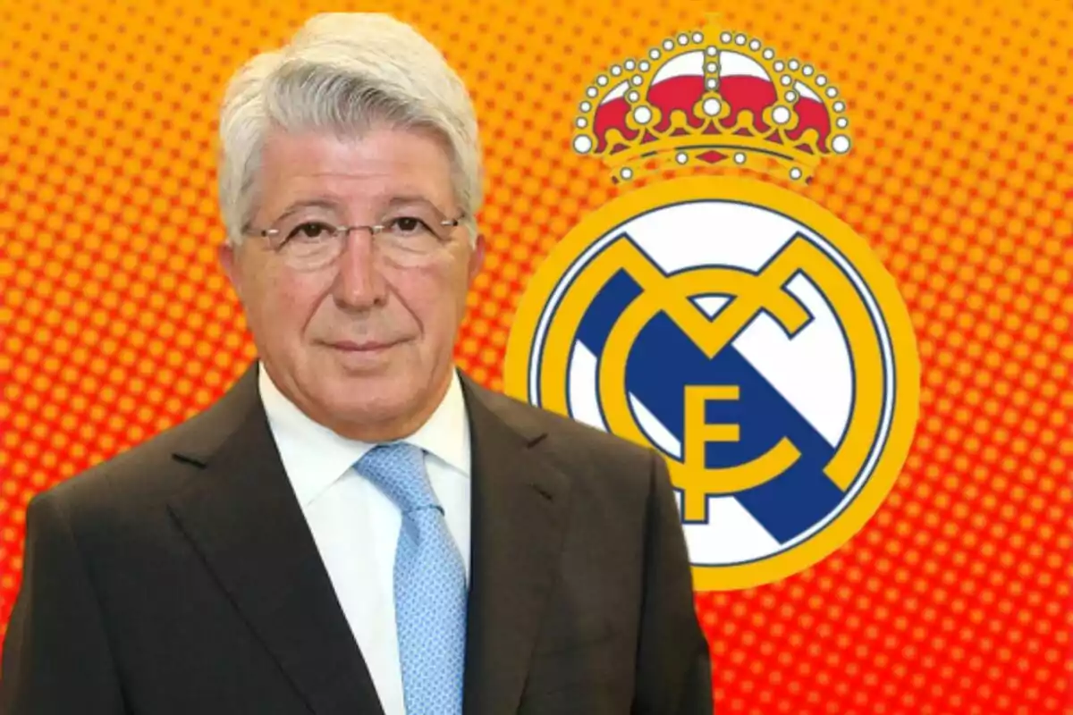 Hombre de traje con corbata azul frente a un fondo naranja con el escudo del Real Madrid.