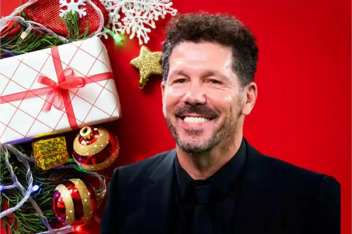 Hombre sonriendo frente a un fondo navideño con adornos y regalos.