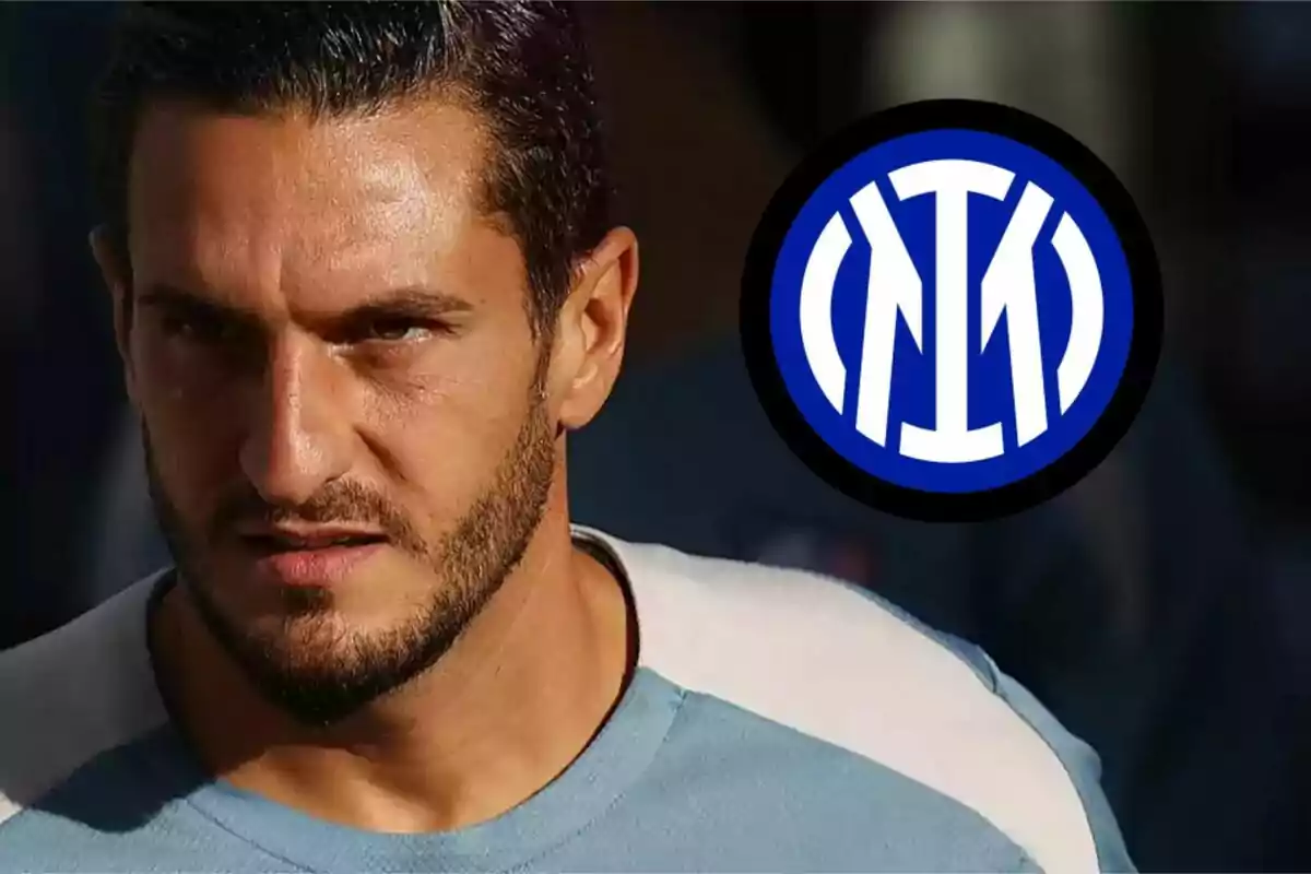 Un hombre con barba y cabello oscuro, vistiendo una camiseta azul claro, con el logo del Inter de Milán al fondo.