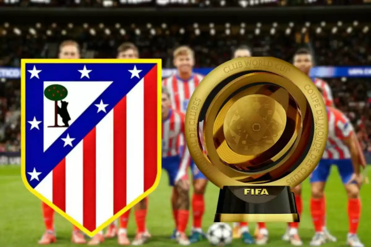 Escudo del Atlético de Madrid junto a un trofeo de la Copa Mundial de Clubes de la FIFA con jugadores de fondo.