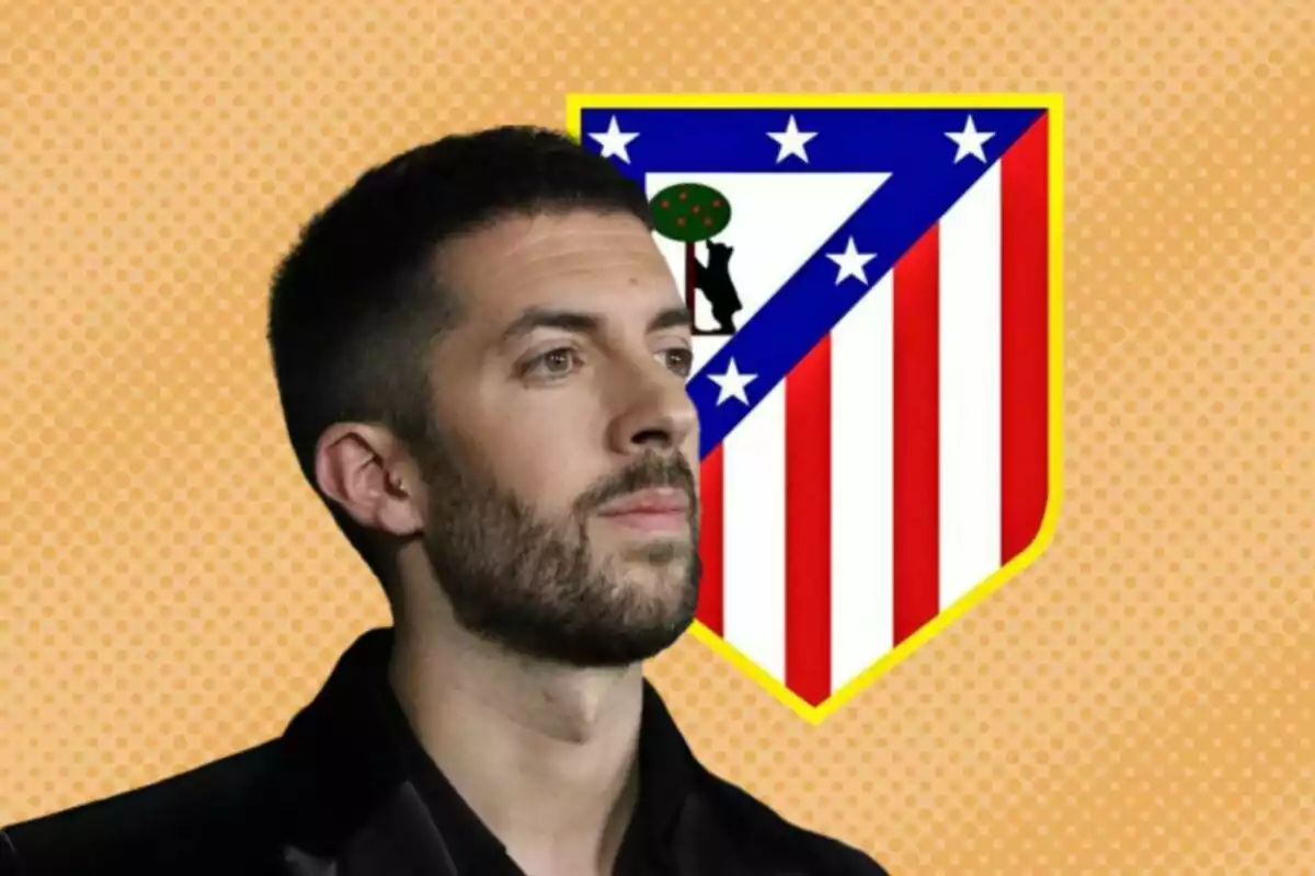 Hombre de perfil con barba frente al escudo del Atlético de Madrid sobre un fondo naranja.