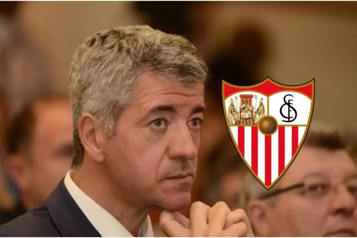 Hombre pensativo con el escudo del Sevilla FC al lado.