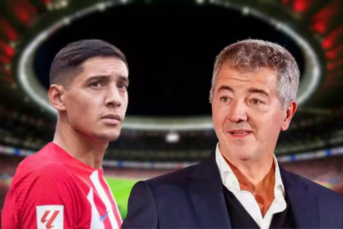 Dos hombres en un estadio de fútbol, uno con camiseta roja y blanca y el otro con traje oscuro.