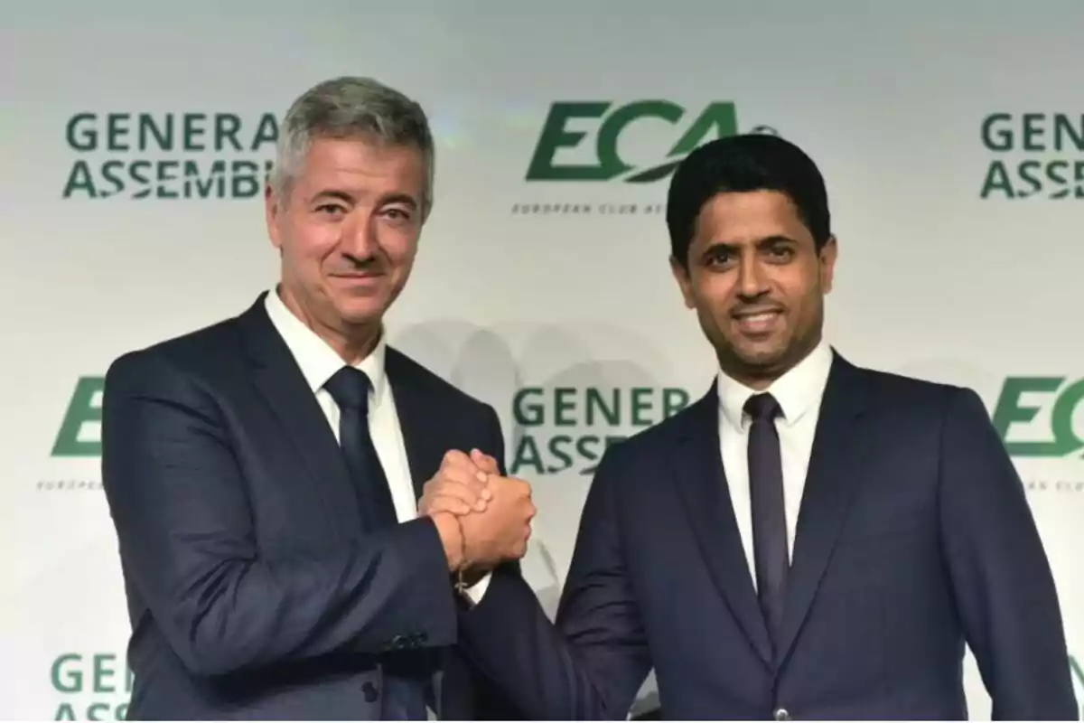 Dos hombres en traje se dan la mano frente a un fondo con el logo de la ECA.